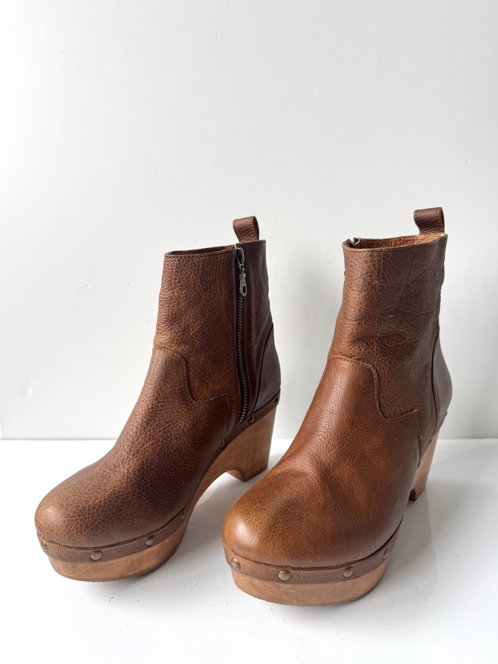 Five Words by Cordani Rustic Brown Leather Woodgrain Platform Clog Booties Sz 9